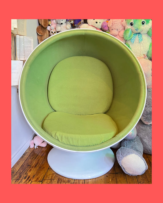 Louez notre authentique fauteuil boule rétro