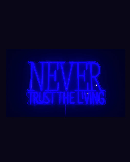 Louez notre enseigne au néon Never Trust The Living